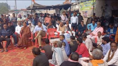 चुनावो के दौरान एक पार्षद के साथ की गई मारपीट के मामले ने रविवार को तूल पकड़ लिया और भिवाड़ी के रामपुर मुंडाना में पार्षद के साथ बीजेपी के सैंकड़ो कार्यकर्ता आरोपियों की गिरफ्तारी की मांग